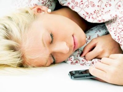 Τι μπορεί να πάθετε αν κοιμάστε με το κινητό δίπλα σας